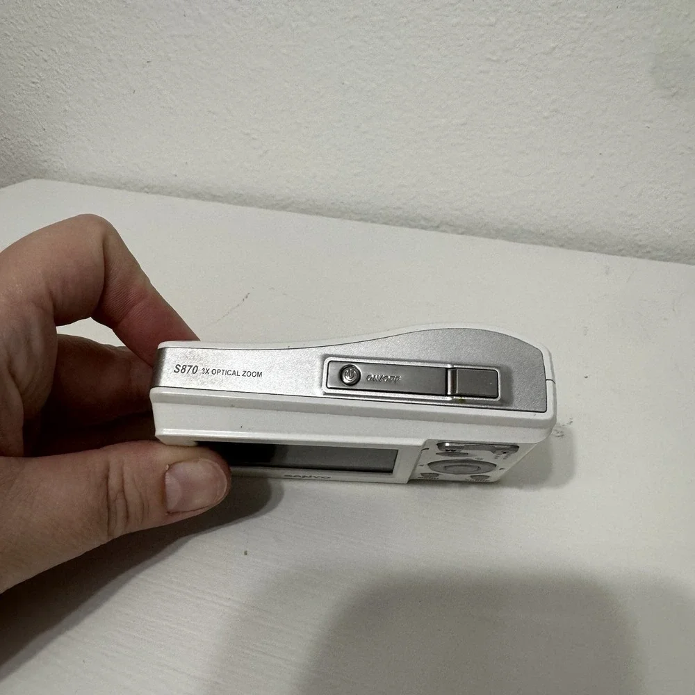 Sanyo S870 8.1MP Digital‎ Camera White - WARPED DISPLAY